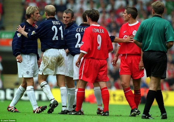 David Beckham (M.U, trái) và Jamie Redknapp (Liverpool, phải) suýt tẩn nhau tại Anfield năm 1999. Hening Berg đang ra sức khuyên can Beckham.